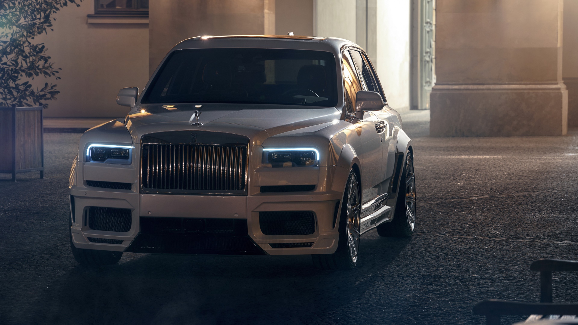 Белый автомобиль  Rolls-Royce Cullinan 2020 года в городе 