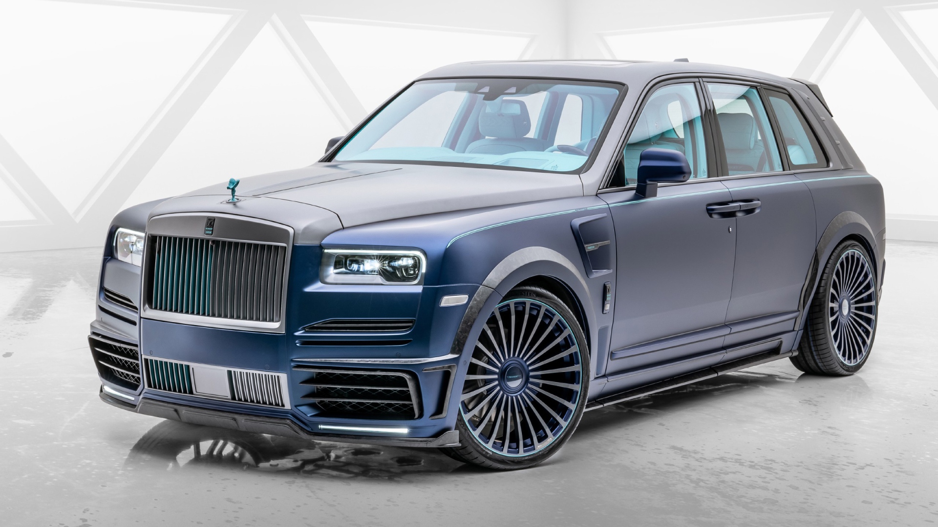 Дорогой внедорожник Mansory Rolls-Royce Cullinan Coastline 2020 года