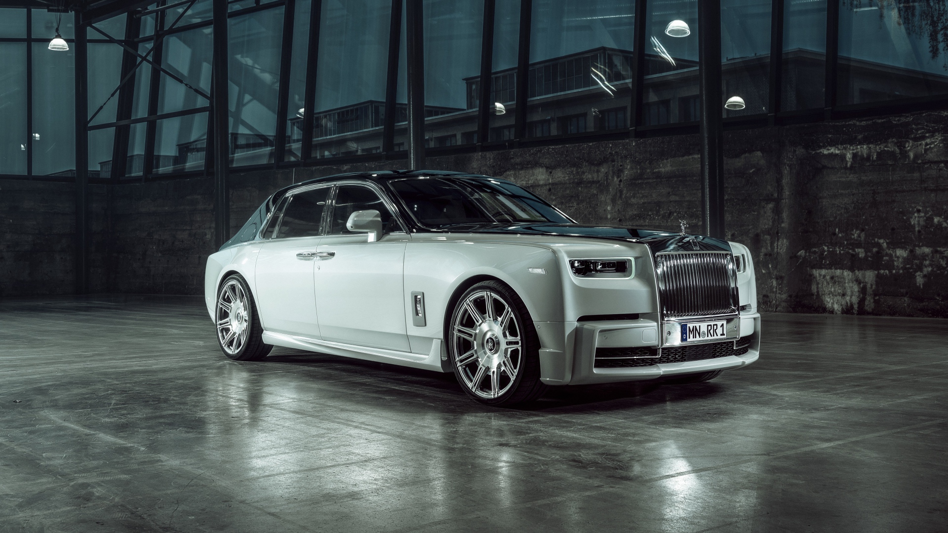 Стильный дорогой автомобиль  Rolls-Royce Phantom 2019 года