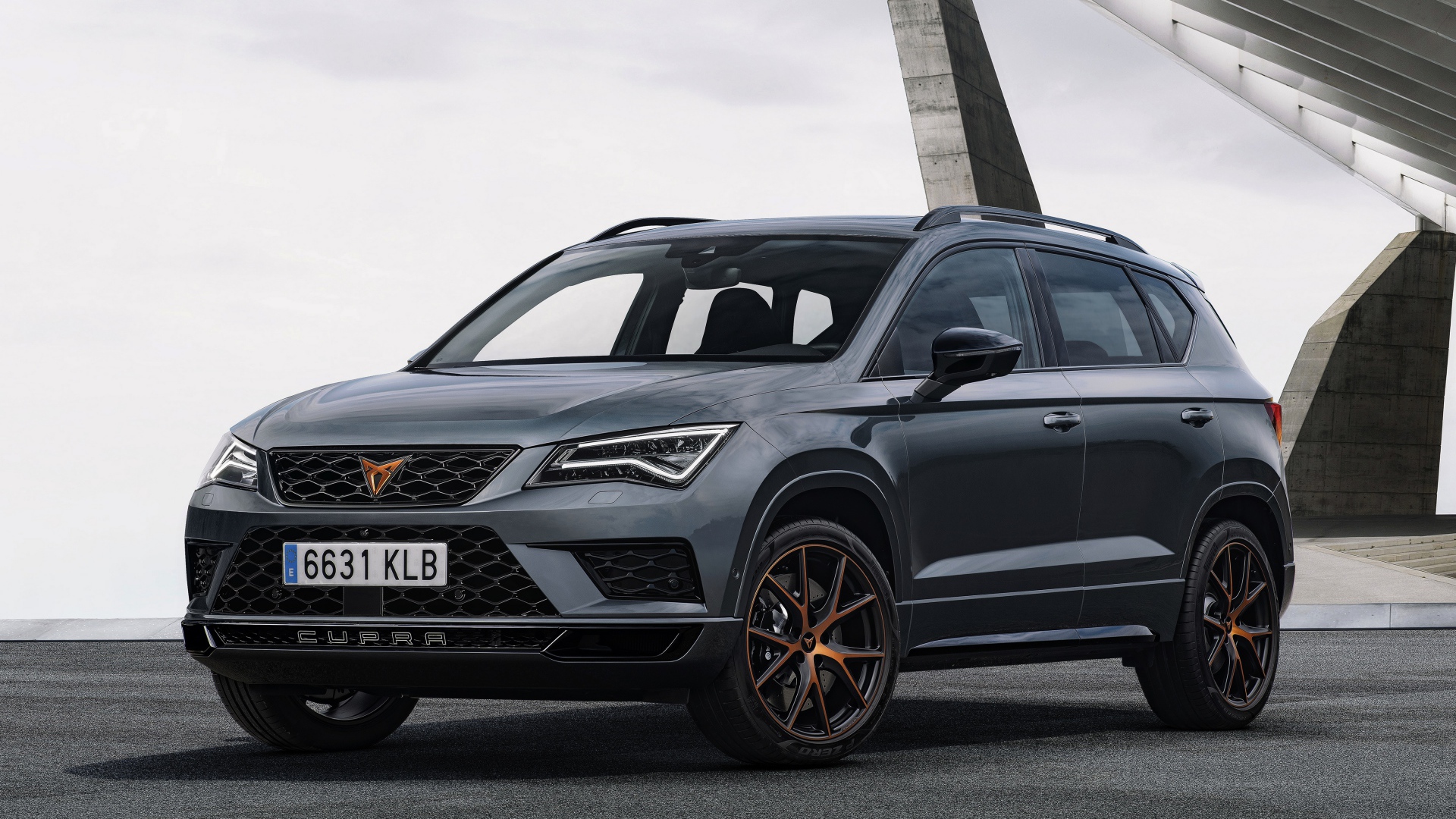 Автомобиль Seat Cupra Ateca у здания