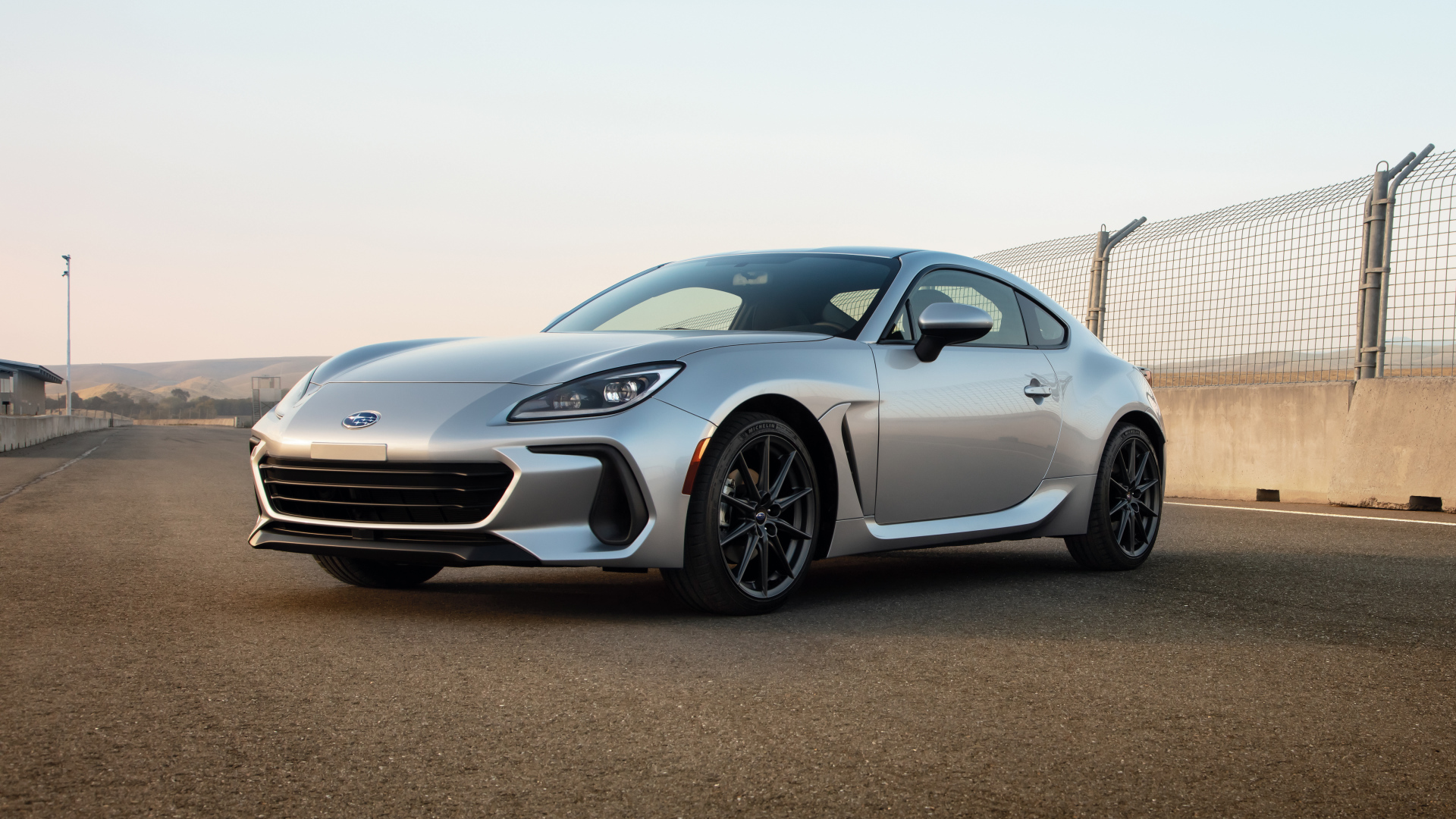 Серебристый автомобиль Subaru BRZ 2022 года