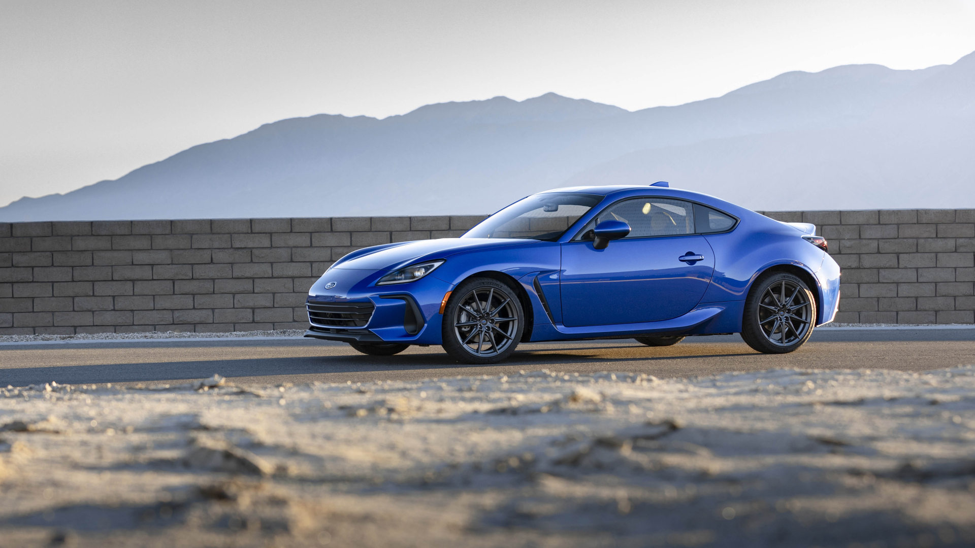 Синий автомобиль Subaru BRZ, 2022 года в лучах солнца