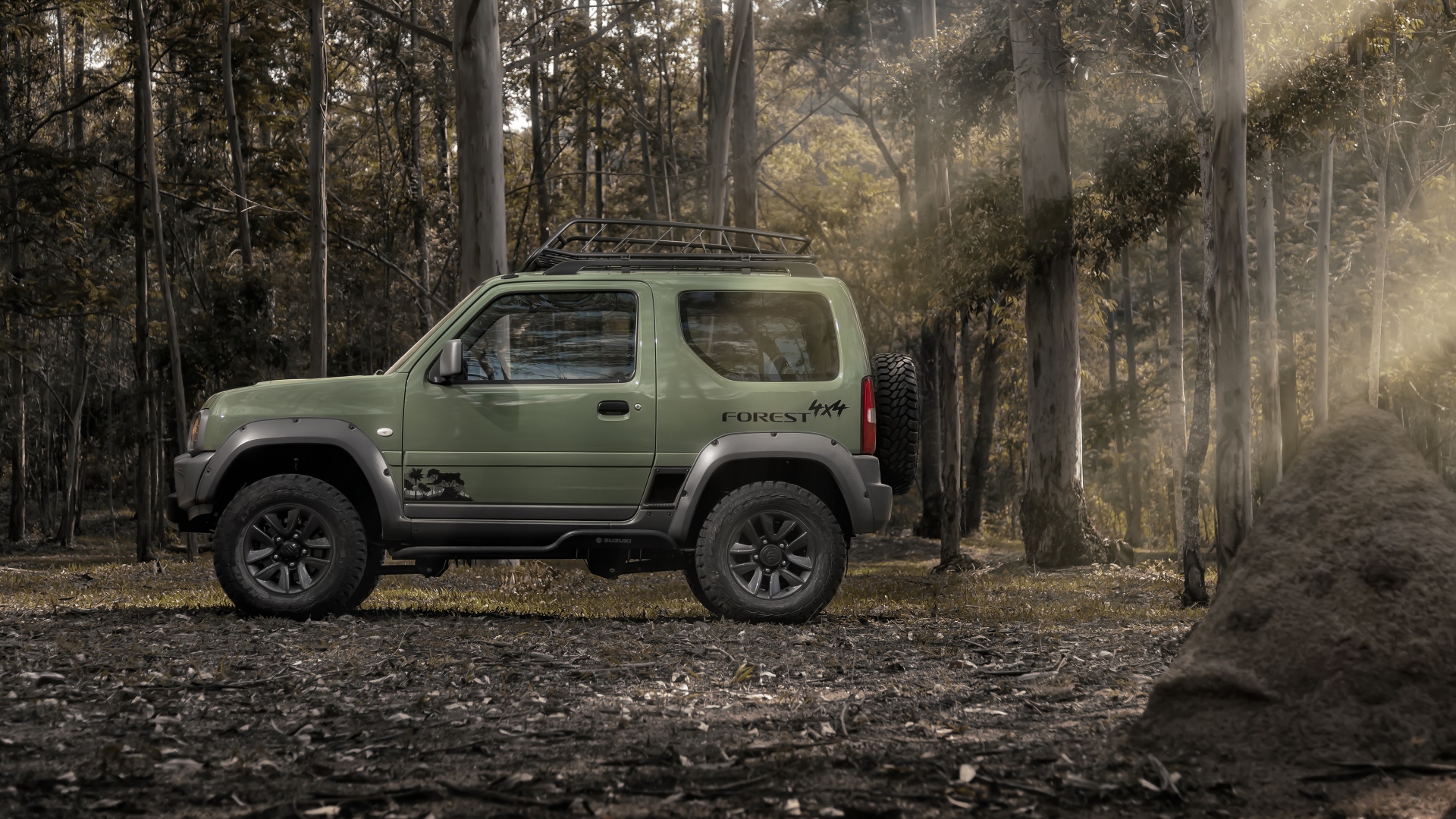Внедорожник Suzuki Jimny Forest 2020 года в лесу 