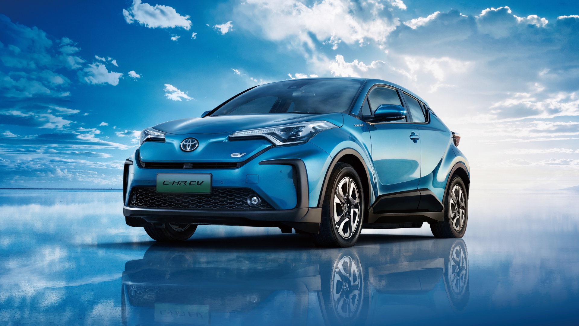 Синий автомобиль Toyota C-HR EV 2020 года под голубым небом 