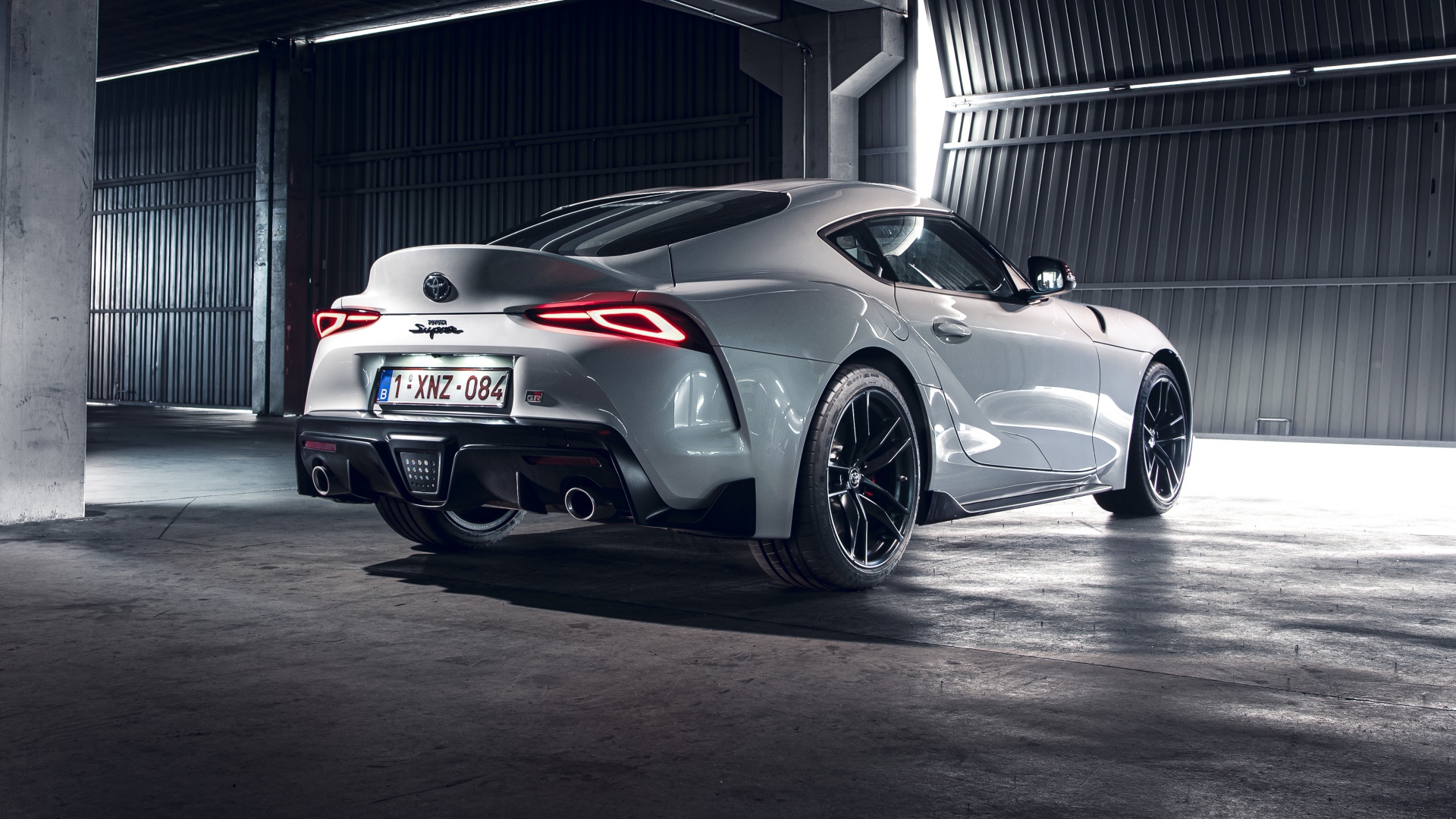 Белый автомобиль Toyota GR Supra 2 Fuji Speedway Edition 2020 года вид сзади 