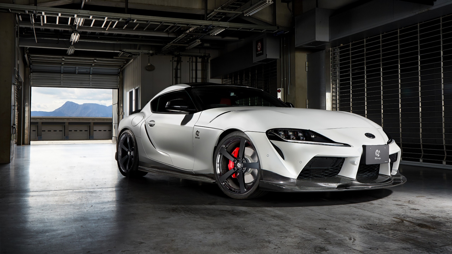 Белый автомобиль  Toyota GR Supra 2020 года в гараже