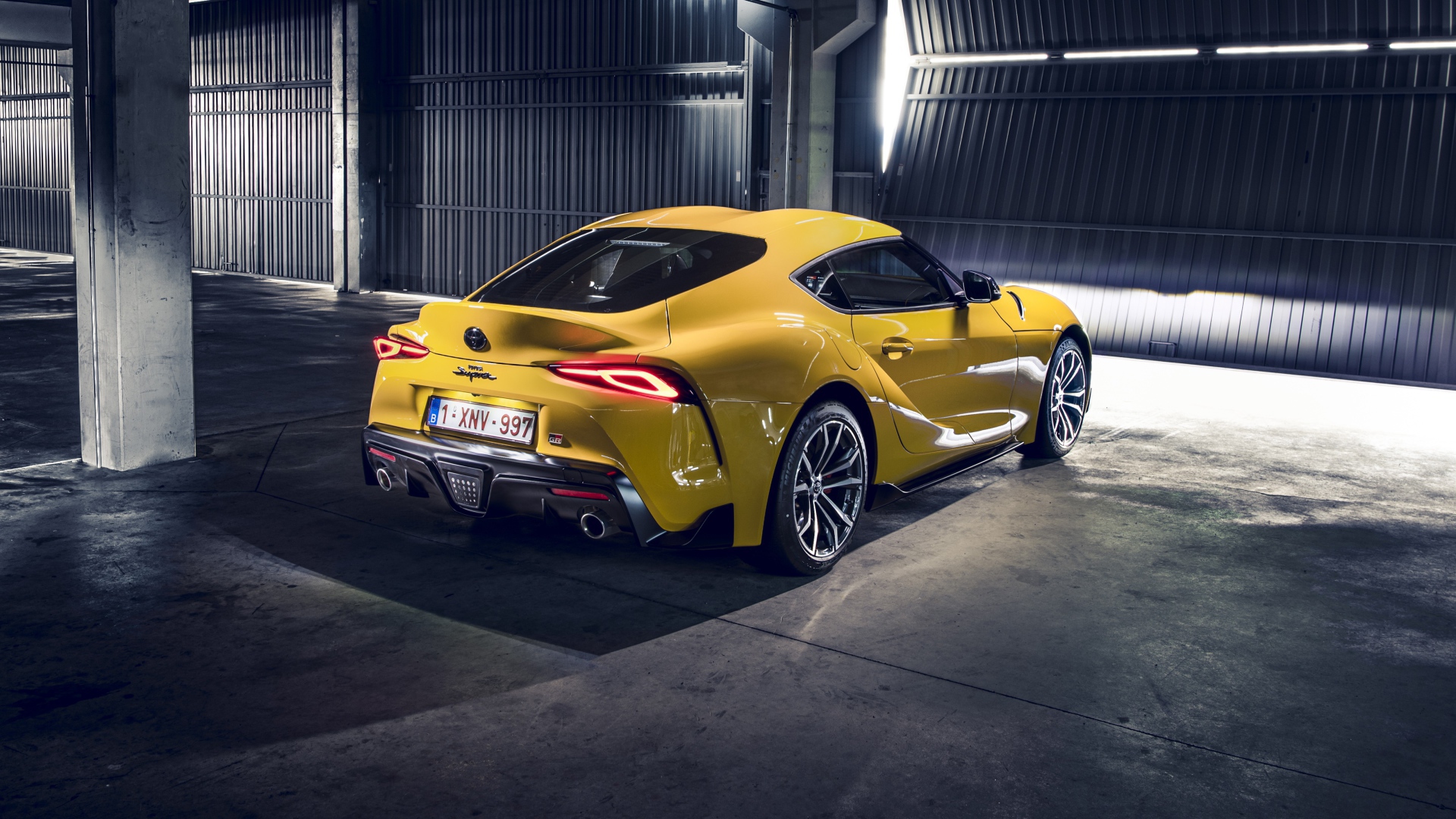 Желтый автомобиль Toyota GR Supra 2 2020 года в гараже 