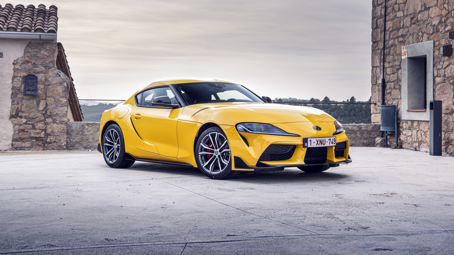 Желтый автомобиль Toyota GR Supra 2 2020 года у здания 