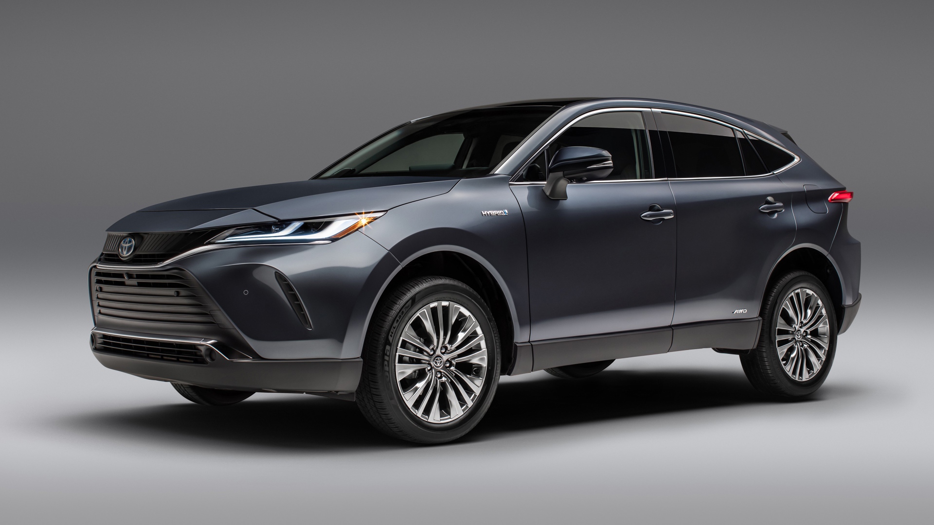Внедорожник  Toyota Venza Hybrid Limited, 2021 года на сером фоне