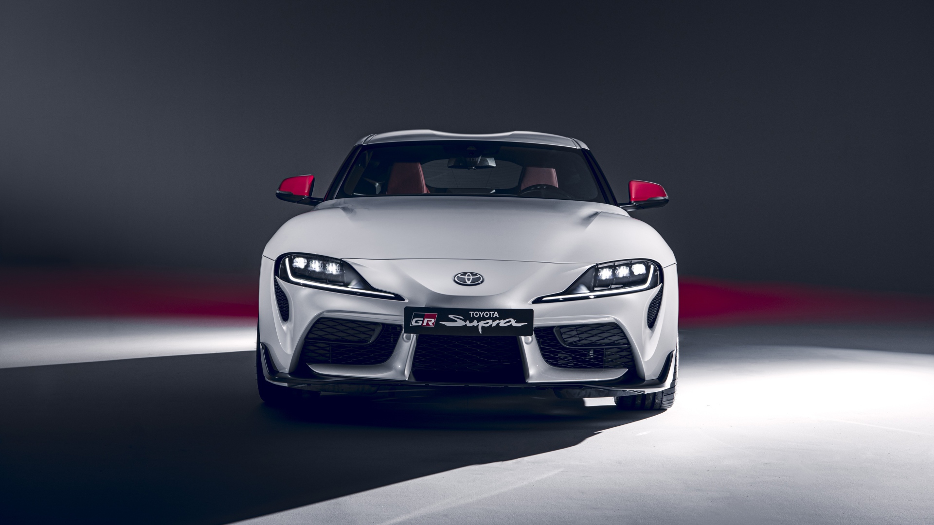 Белый автомобиль Toyota GR Supra 2L 2020 года вид спереди
