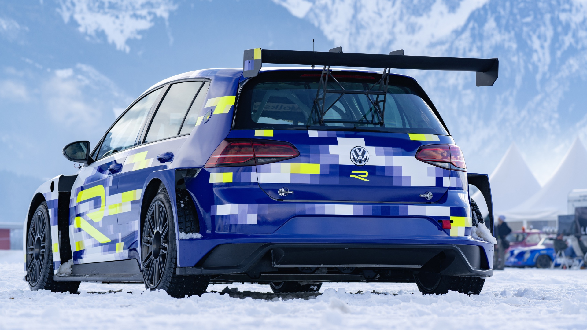 Спортивный автомобиль Volkswagen ER1 Concept 2020 года в горах 