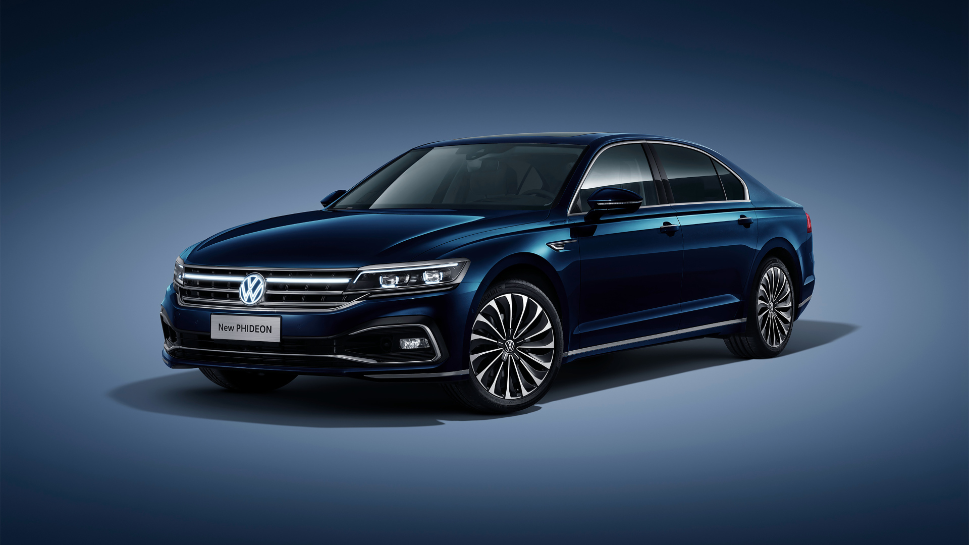 Стильный автомобиль Volkswagen Phideon 2021 года на сером фоне