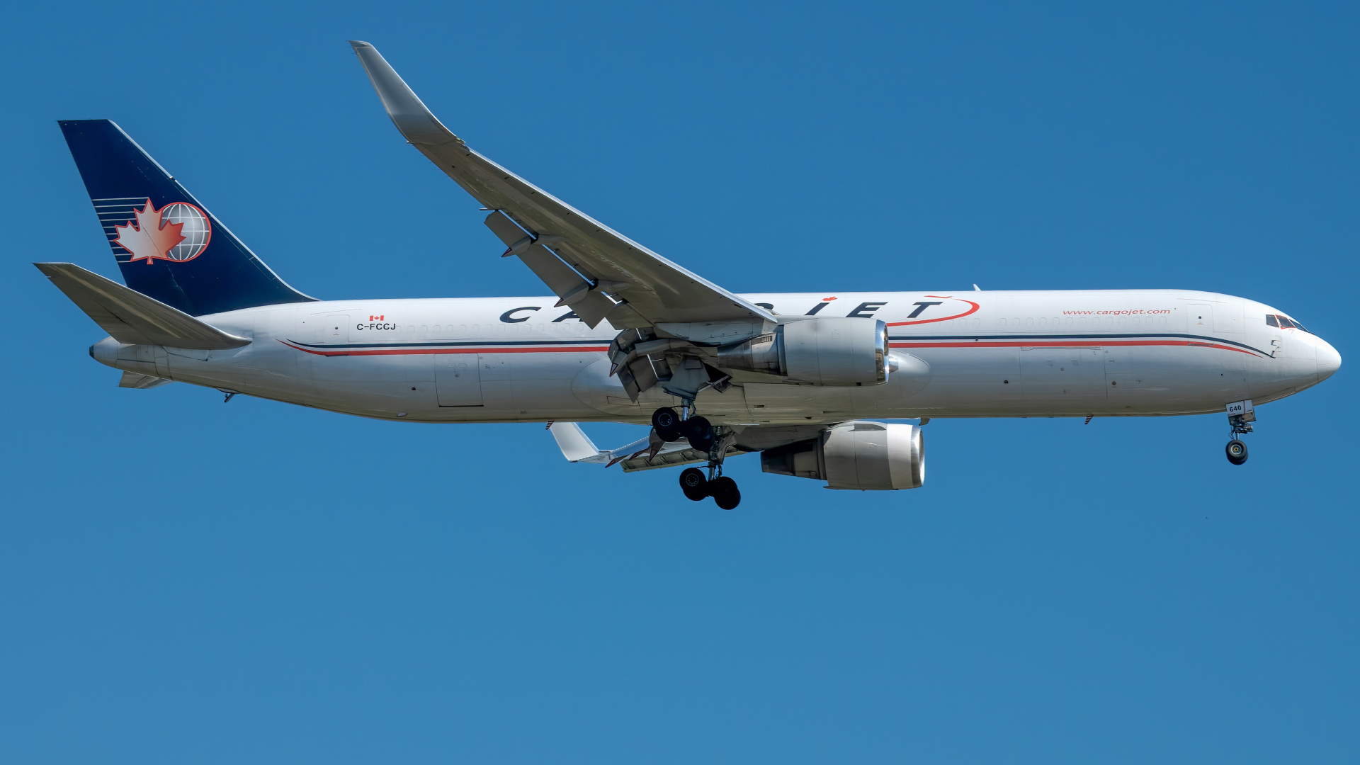 Пассажирский самолет авиакомпании Cargojet в голубом небе 