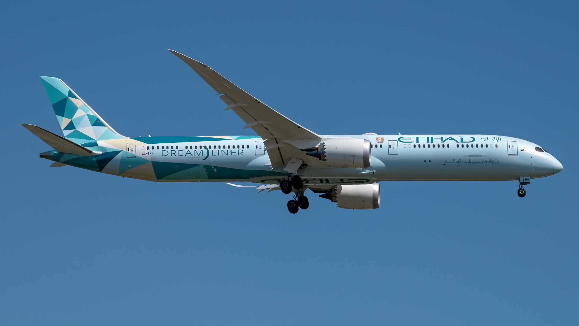 Пассажирский самолет авиакомпании  Dreamliner убирает шасси в небе 