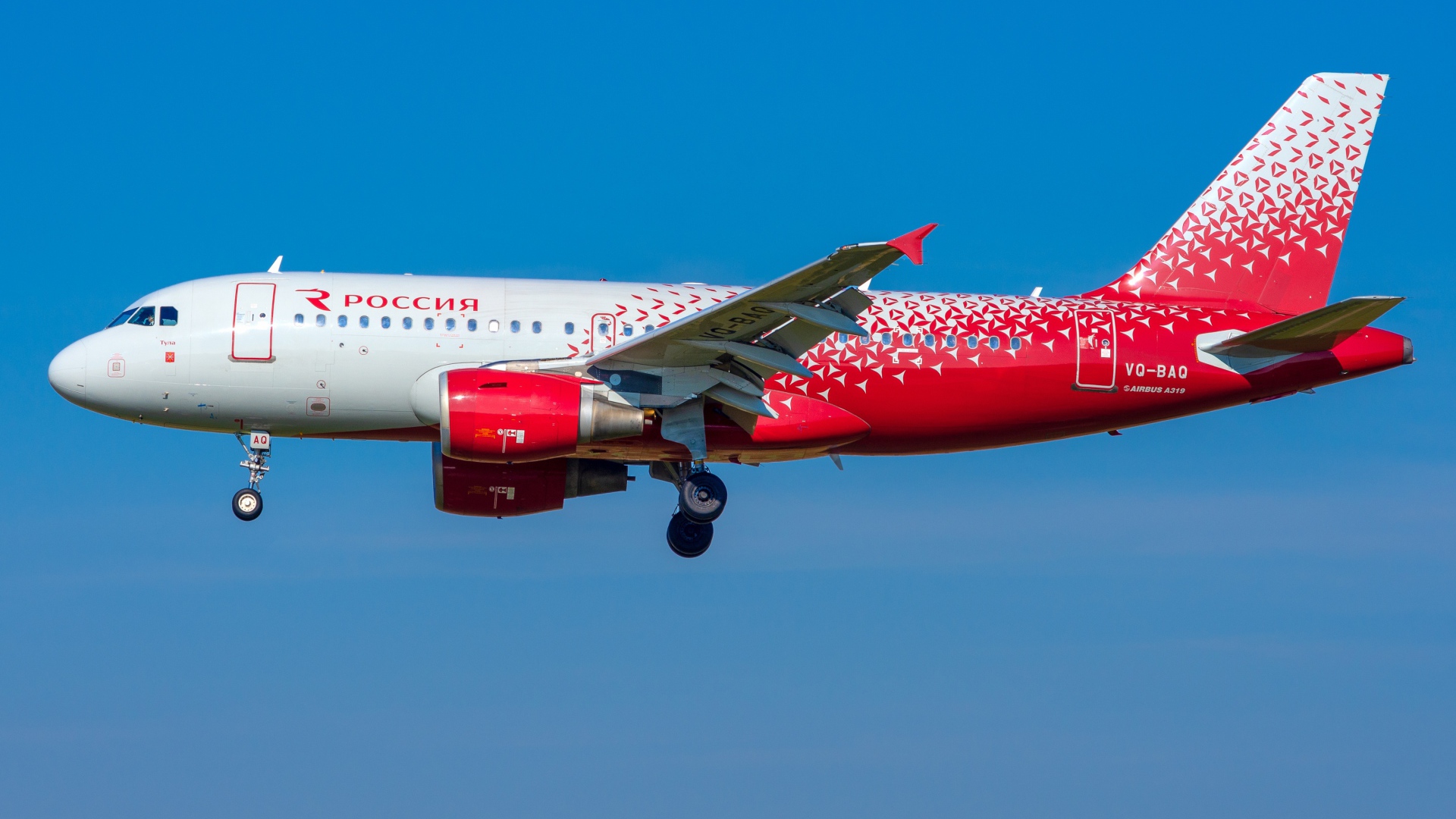 Большой пассажирский самолет в голубом небе 