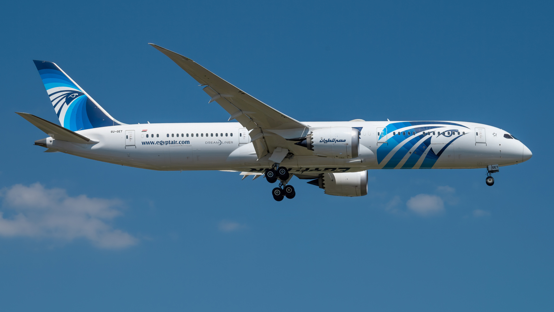 Большой пассажирский самолет взлетает в голубом небе