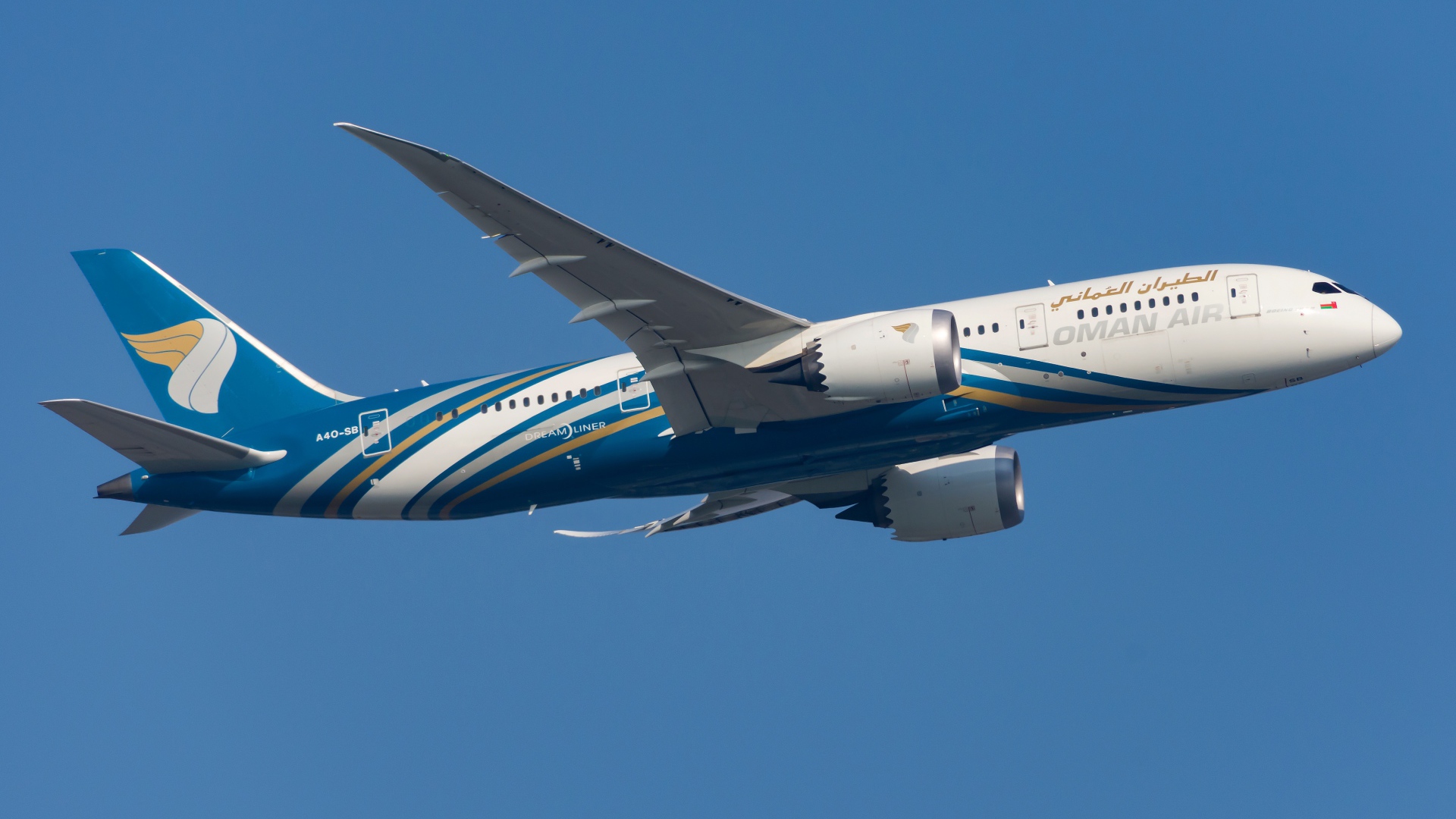 Пассажирский  Boeing 787-8 авиакомпании Oman Air в голубом небе