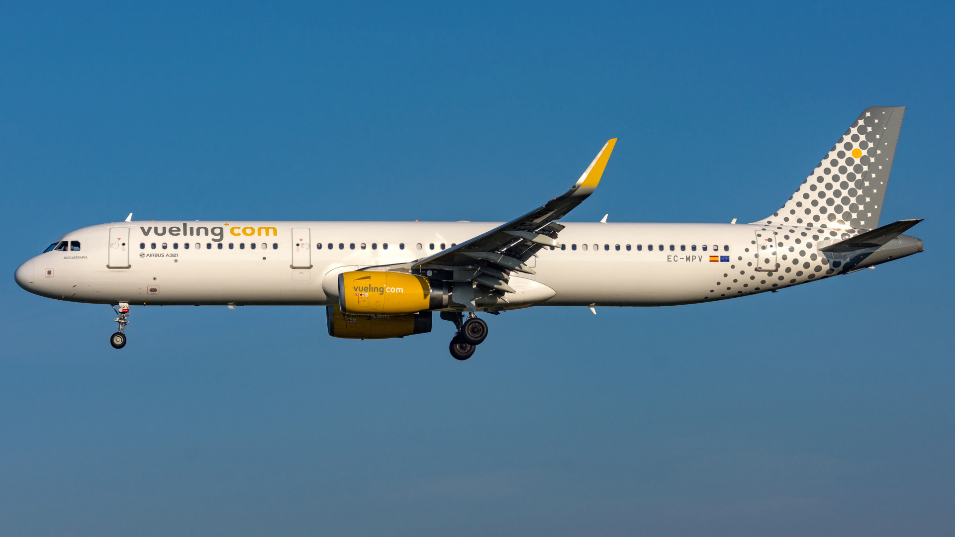 Пассажирский  Airbus A321-200S авиакомпании  Vueling в небе 