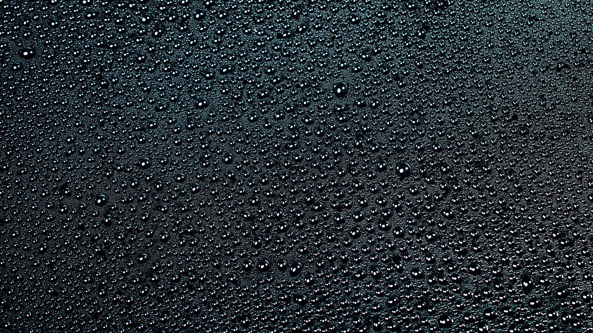Черный фон с каплями воды 