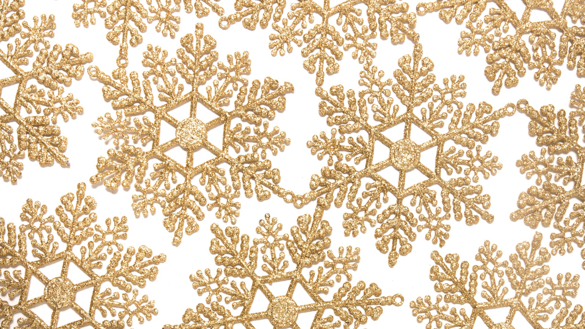 Золотистые снежинки на бежевом фоне 