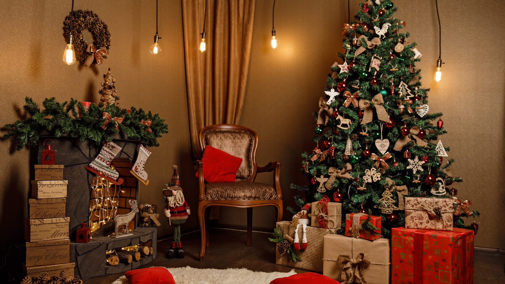 Красивая наряженная елка с подарками на рождество 