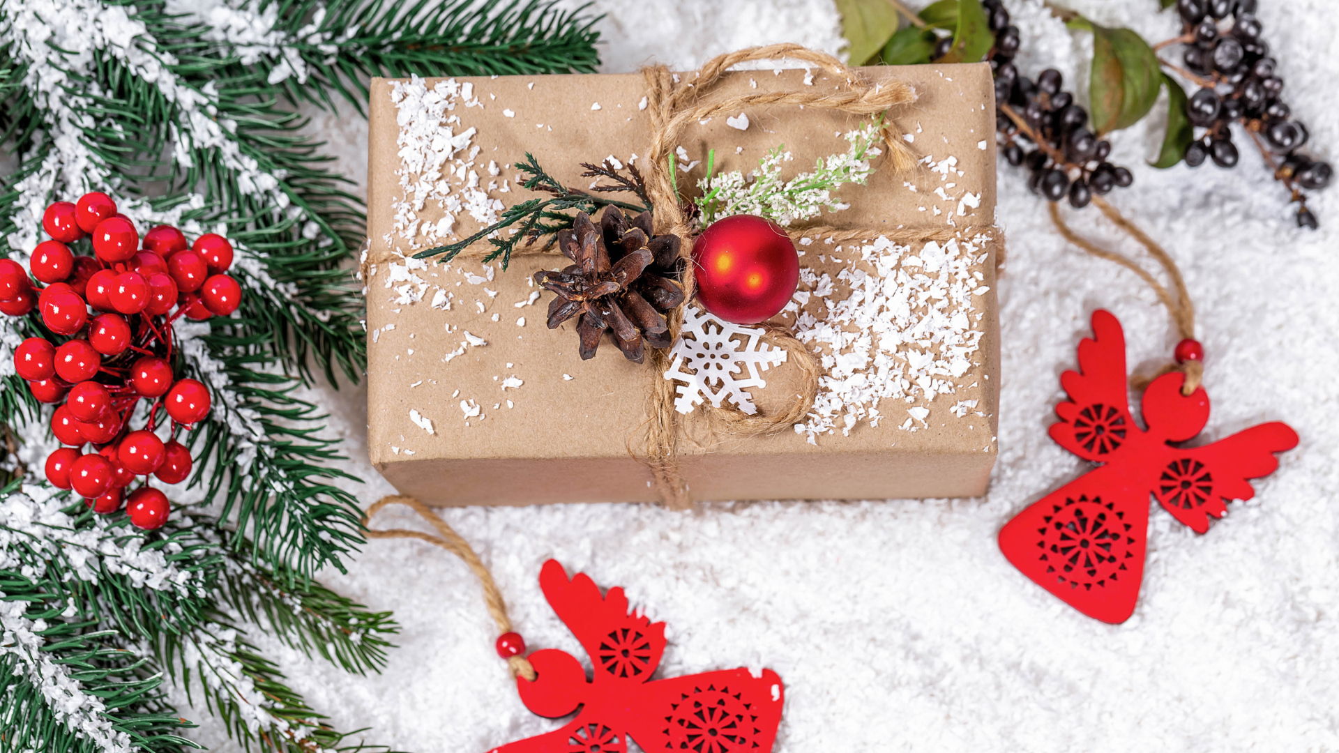 Подарок с еловой веткой и декором на Рождество 