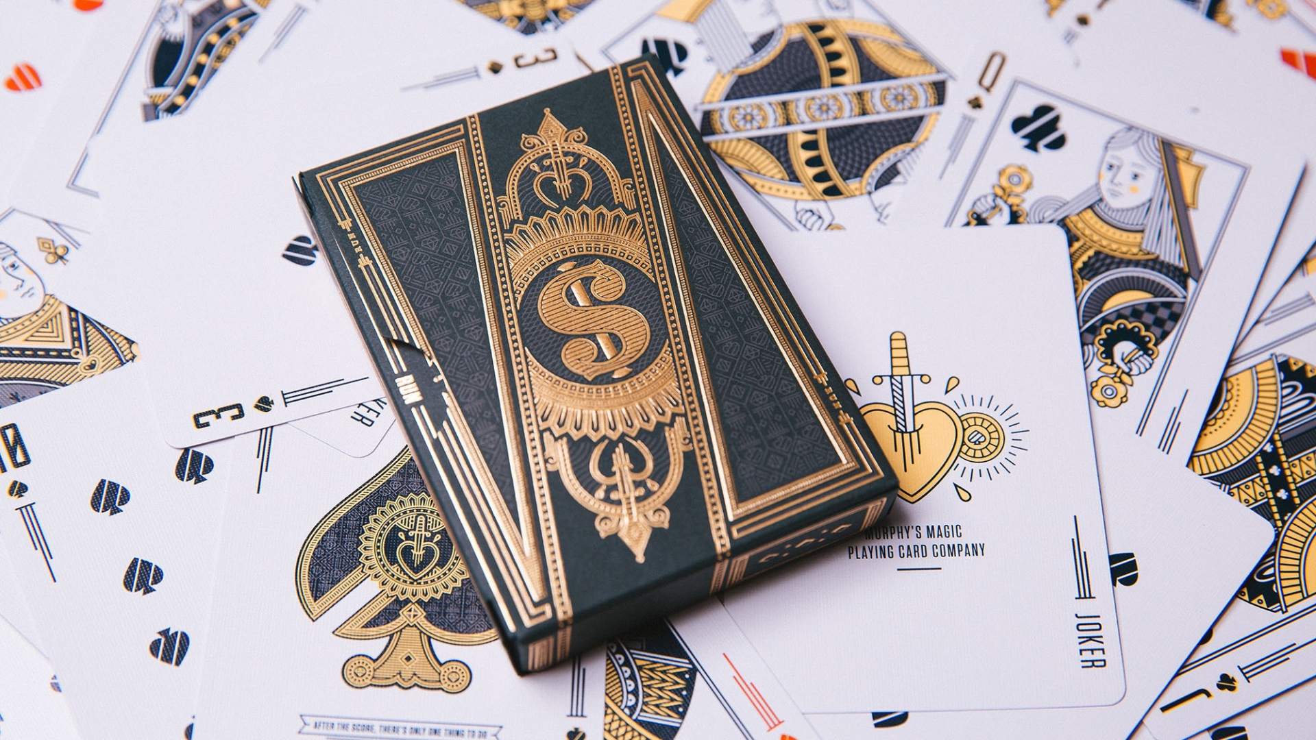 Красивая колода карт на столе 