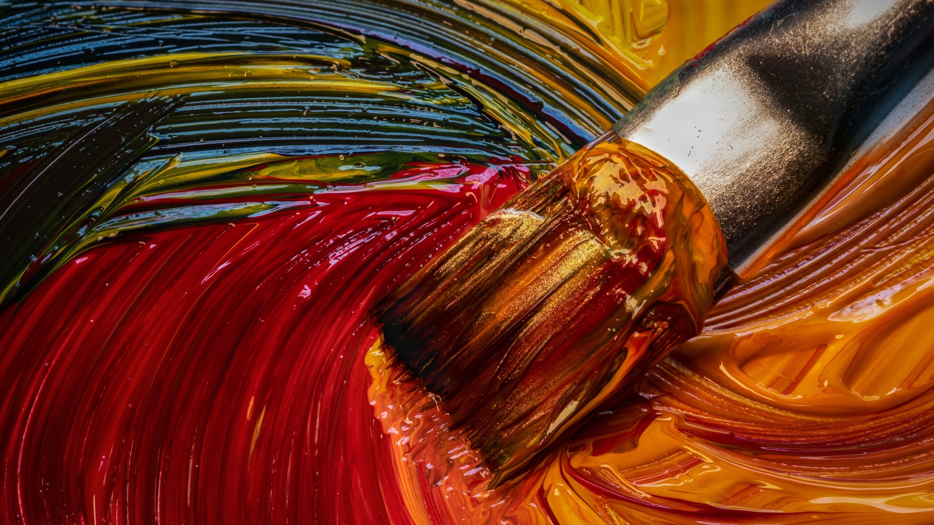 Кисть смешивает краски в палитре 