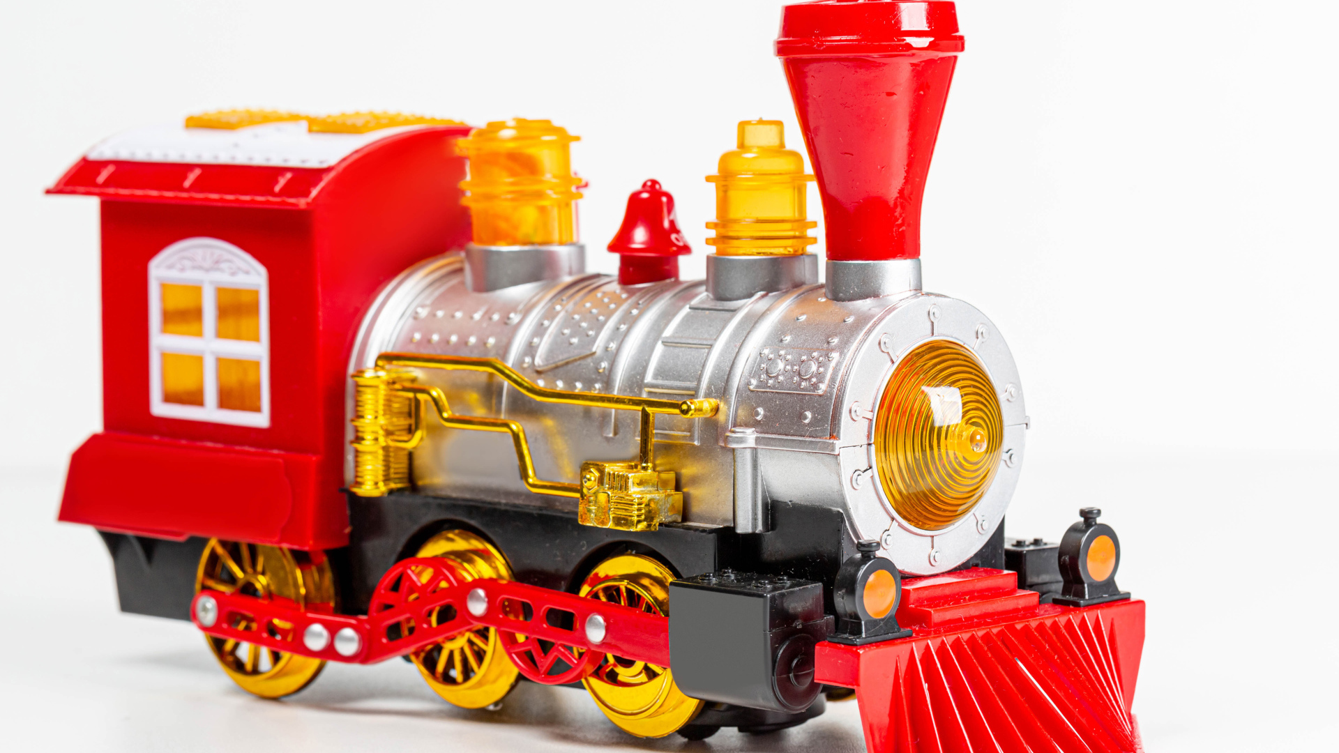 Детский игрушечный паровоз на белом фоне