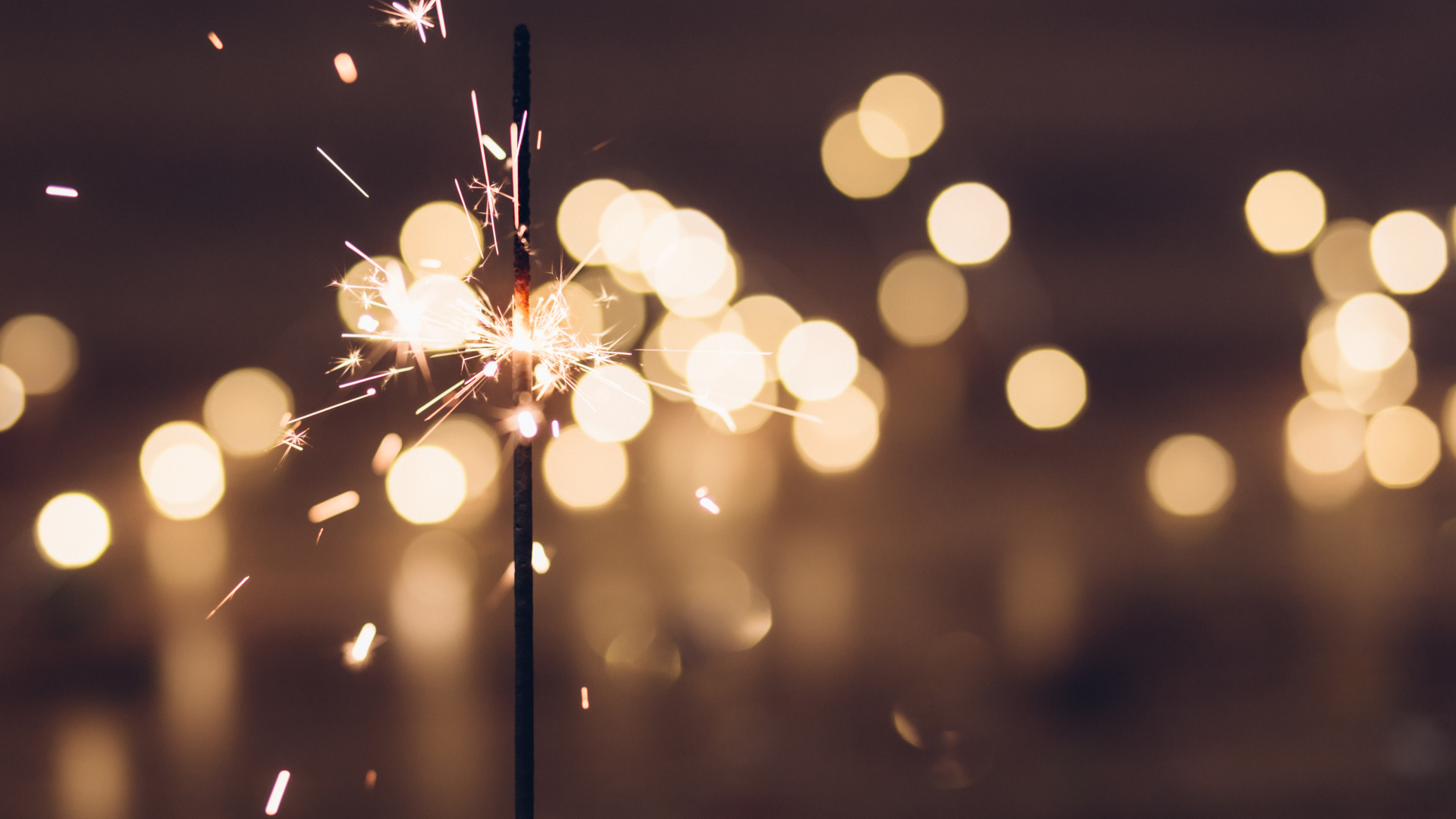 Зажженный бенгальский огонь крупным планом