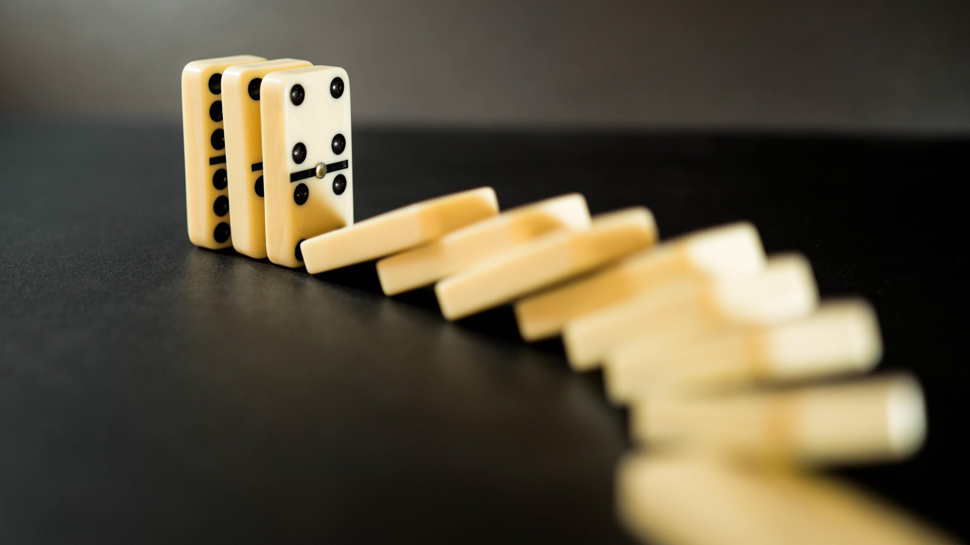 Кости для игры в домино на черном столе