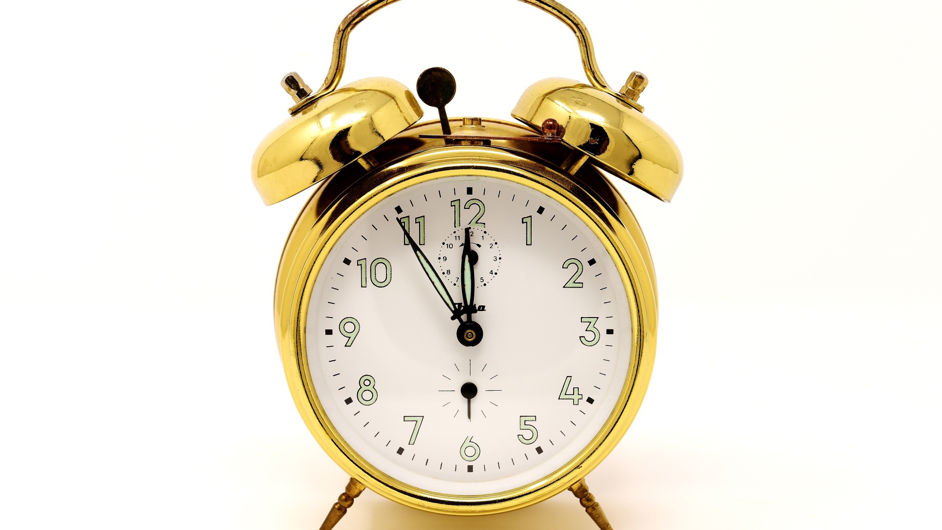 Золотой будильник на белом фоне 