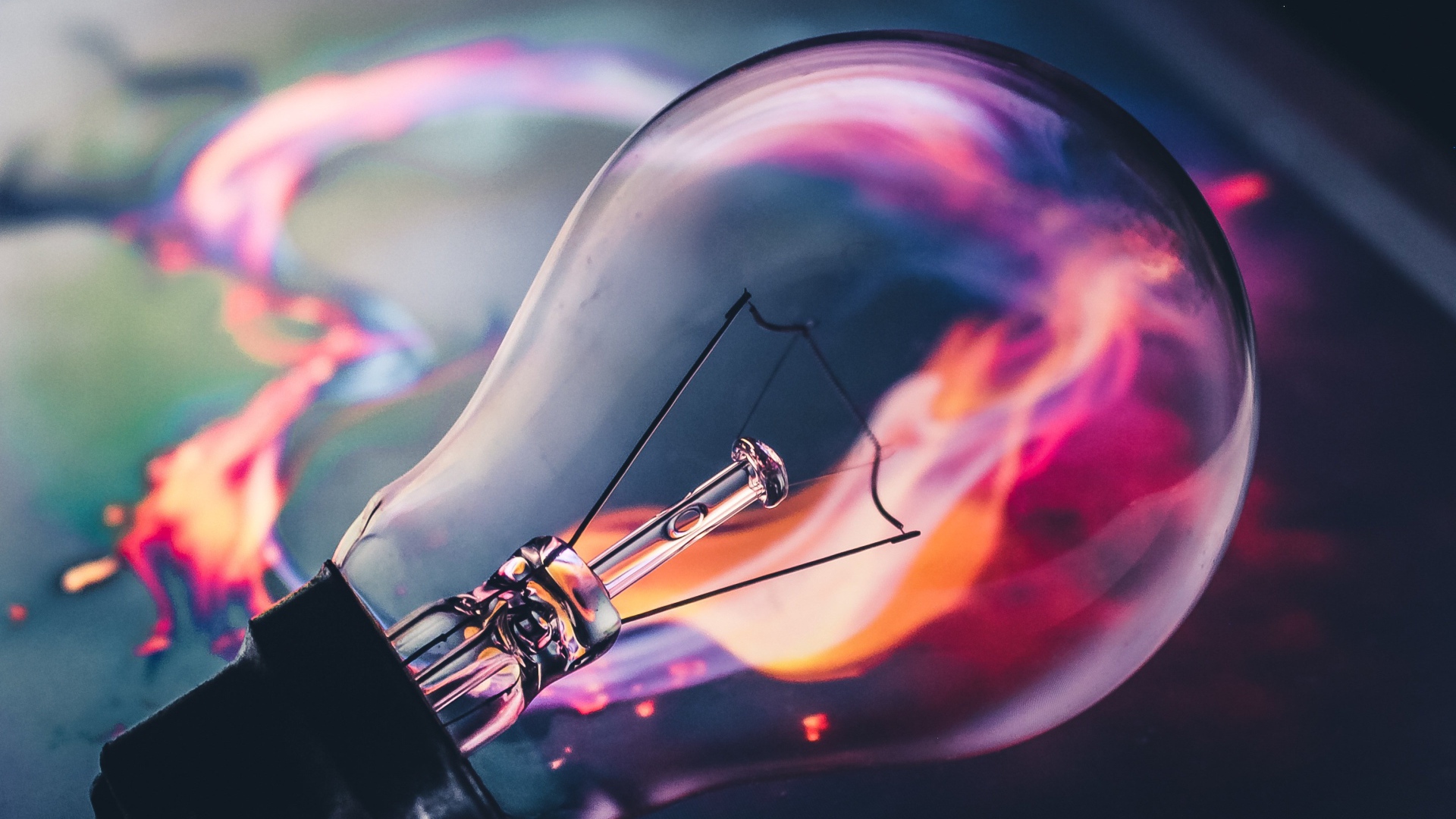 Стеклянная лампочка накаливания на столе 