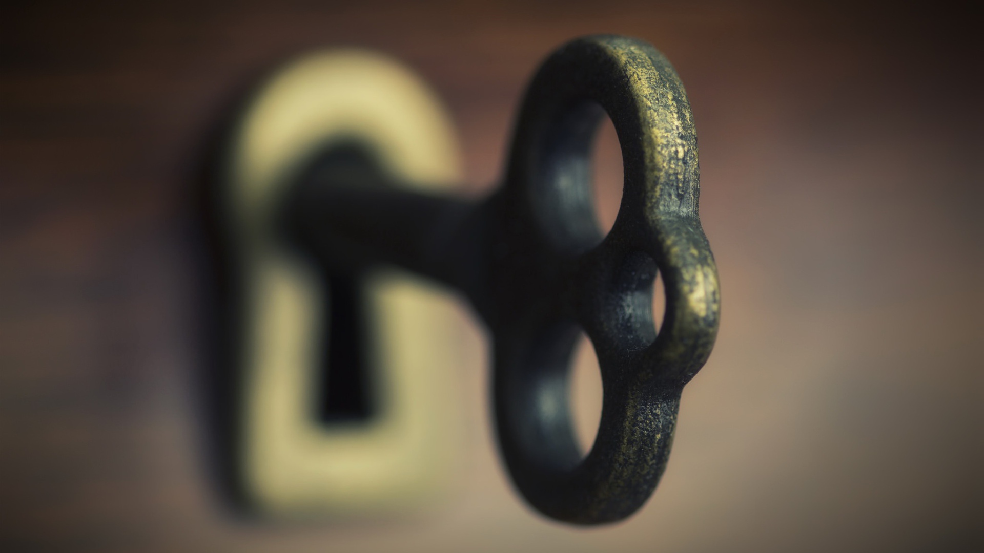 Большой железный ключ в замочной скважине 