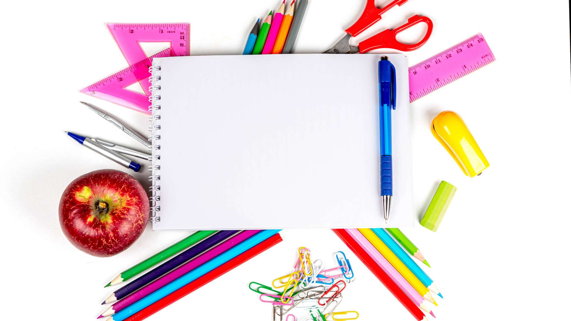 Канцелярские принадлежности на белом фоне с блокнотом 