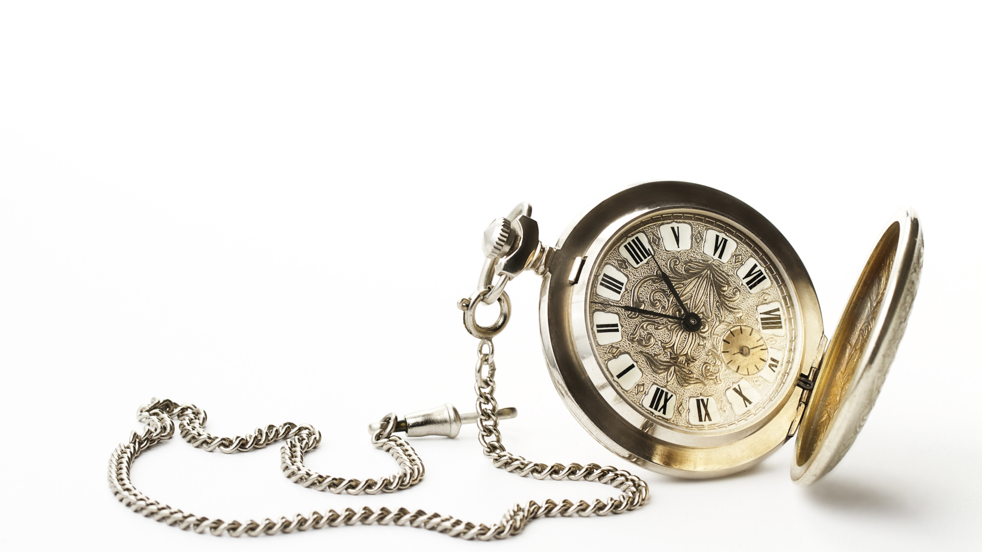 Старые карманные часы на цепочке на белом фоне