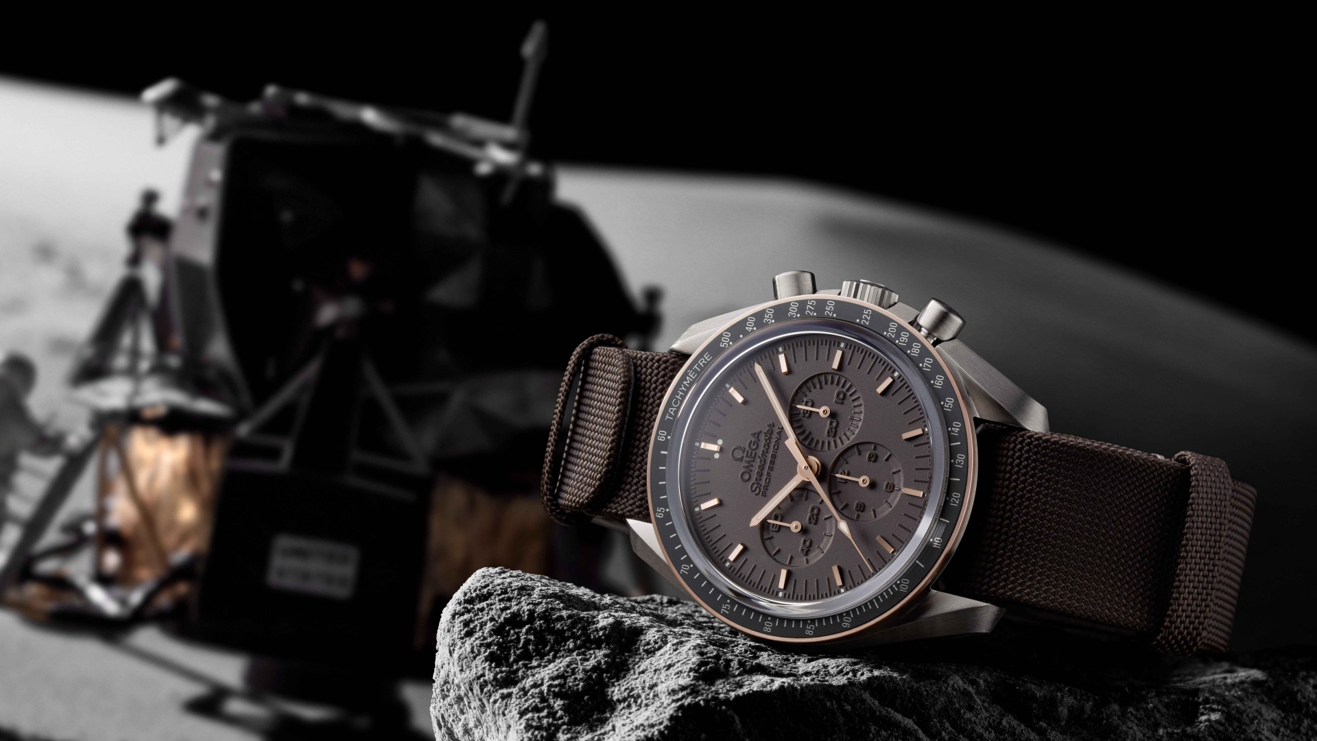 Мужские наручные часы Omega NASA лежат на камне