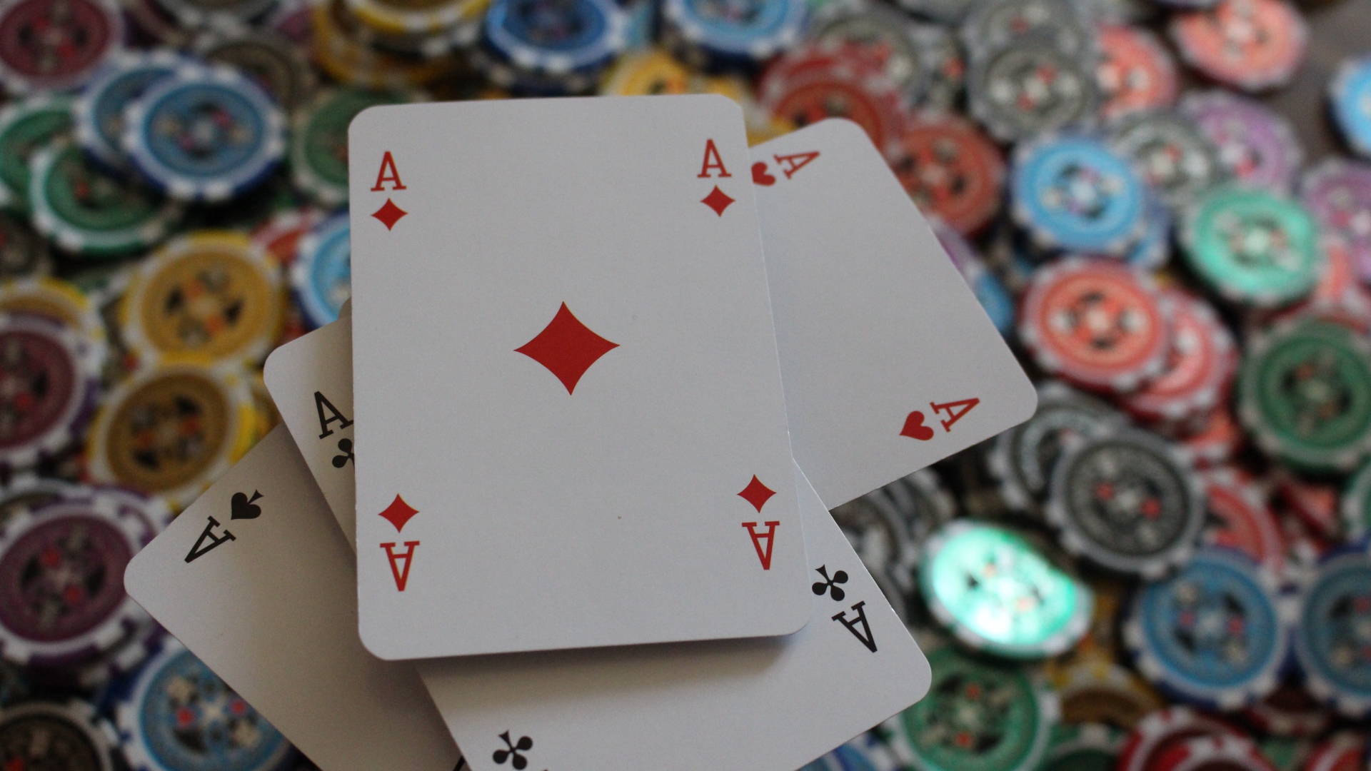 Карты и фишки для игры в покер 