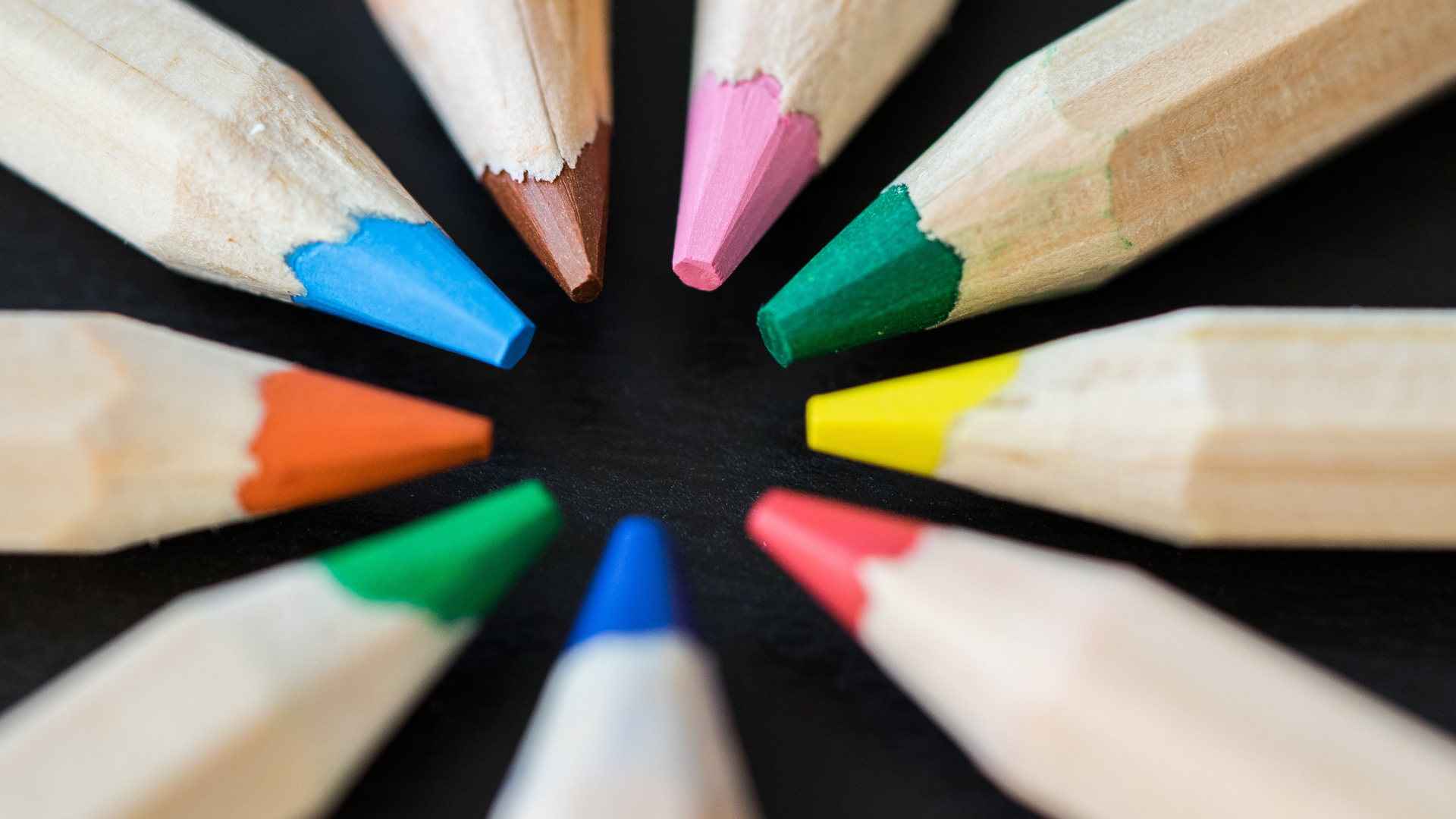 Заточенные разноцветные карандаши 