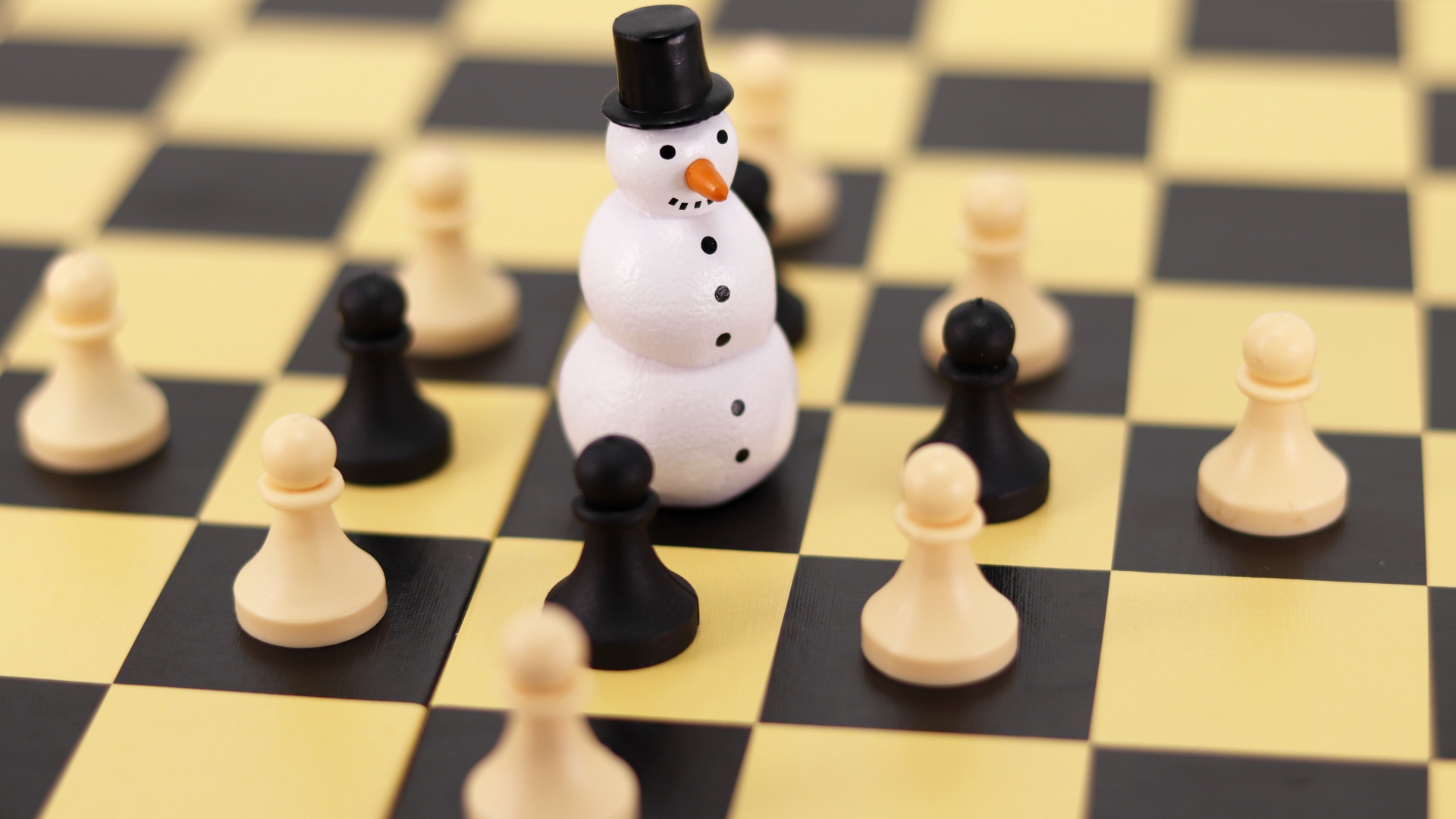 Фигурка снеговика на шахматной доске