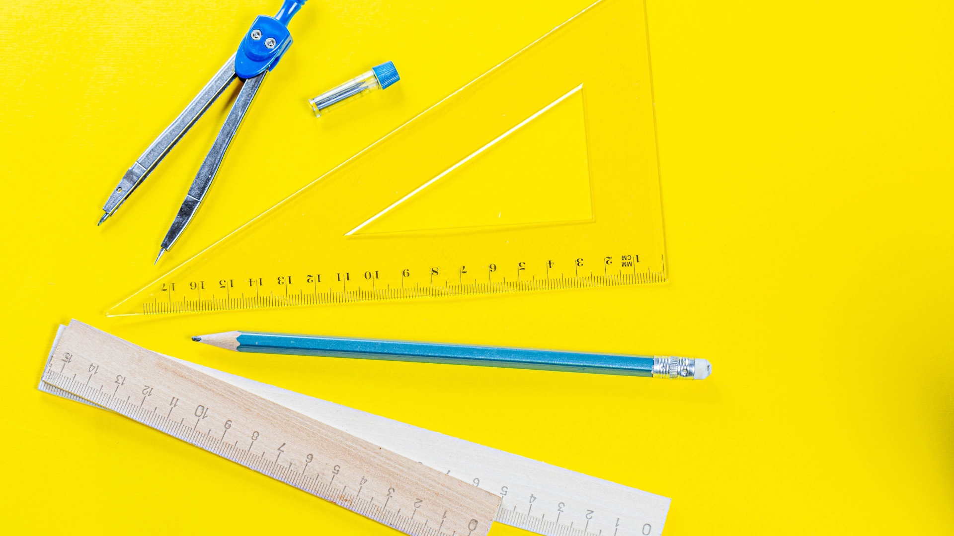 Канцелярские предметы на желтом фоне