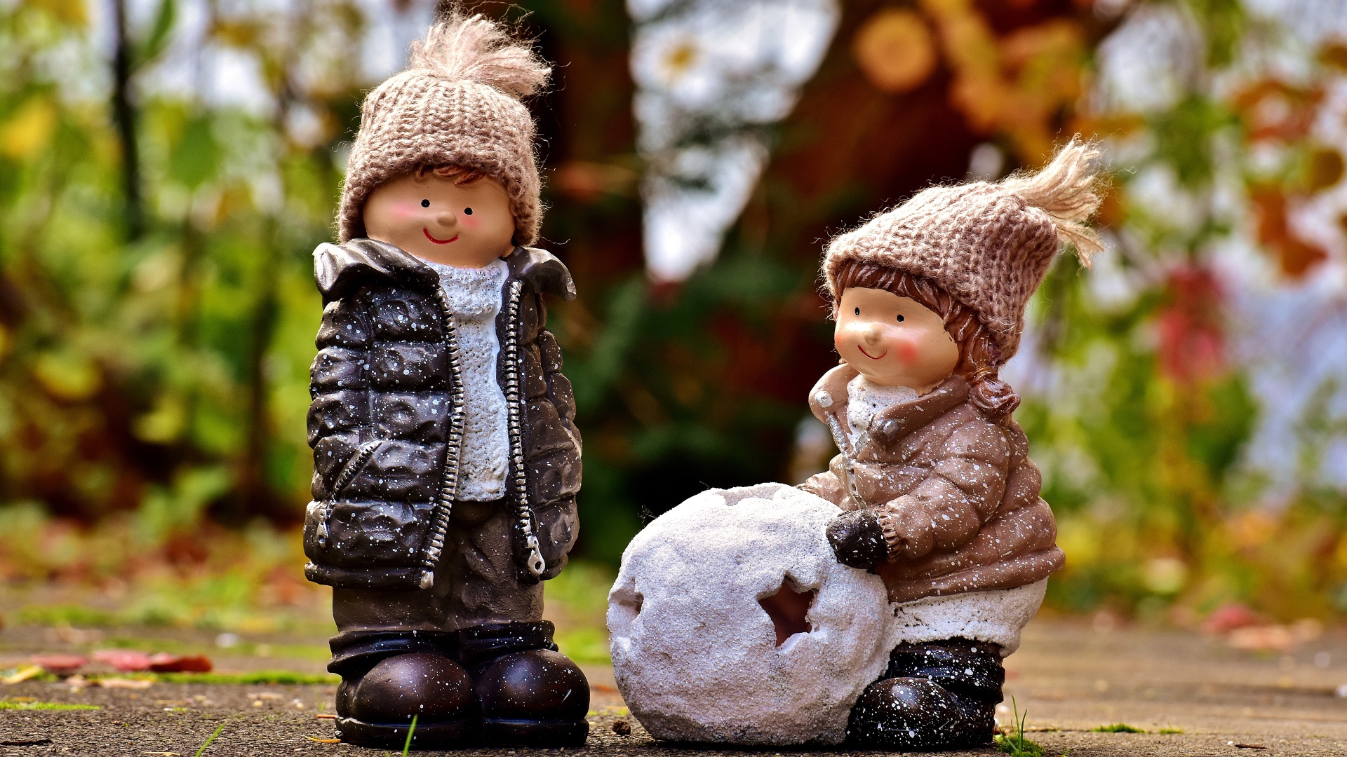 Две садовые статуэтки девочки и мальчика 