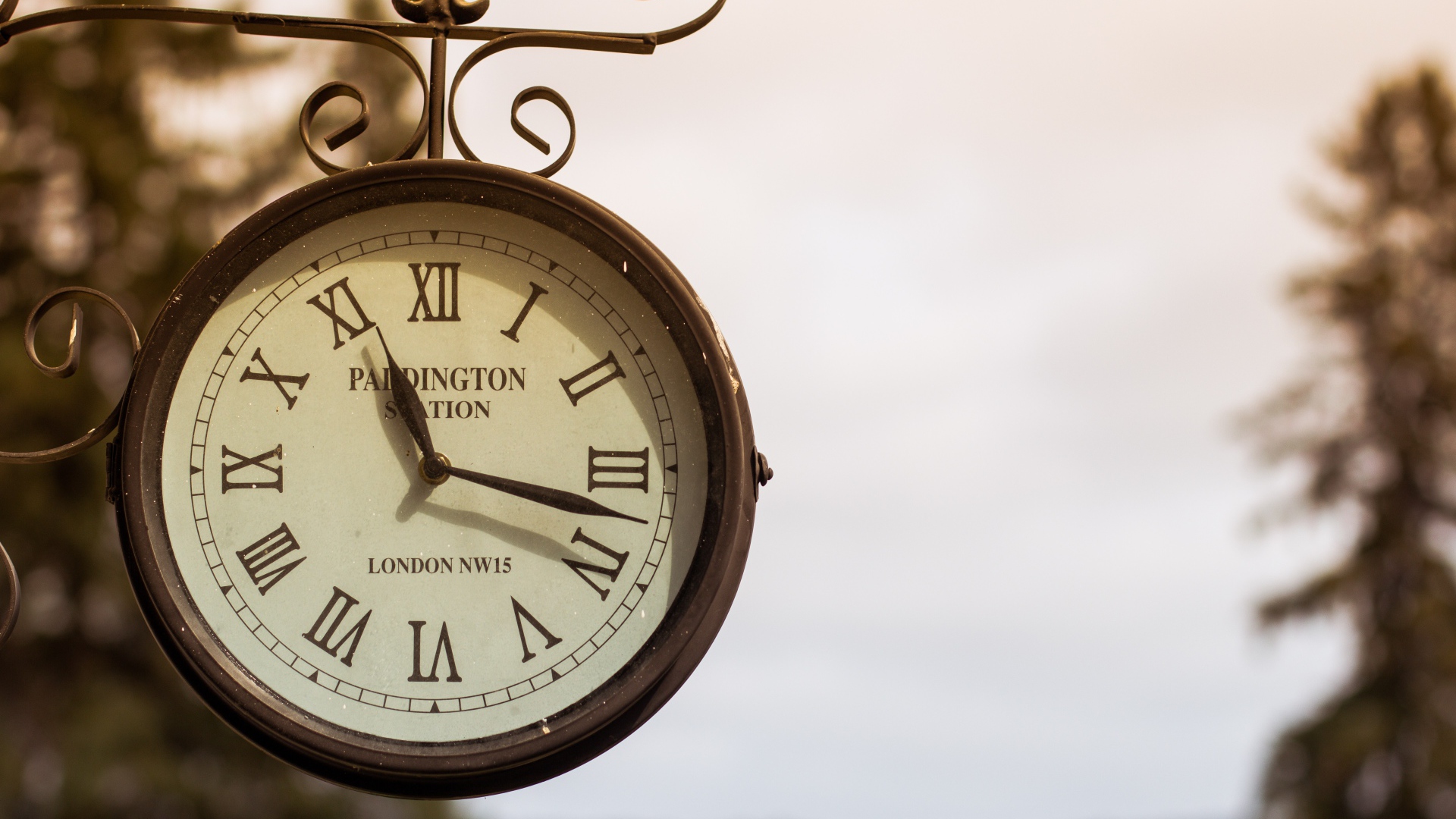 Старинные уличные часы показывают время 