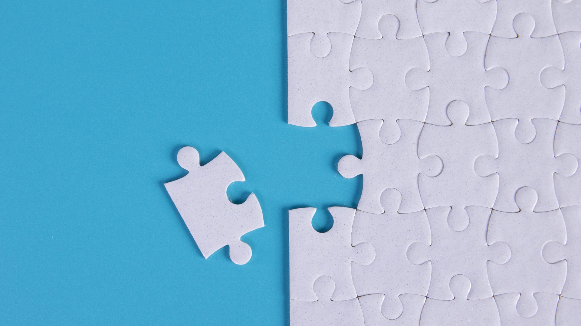 Белый пазл на голубом фоне