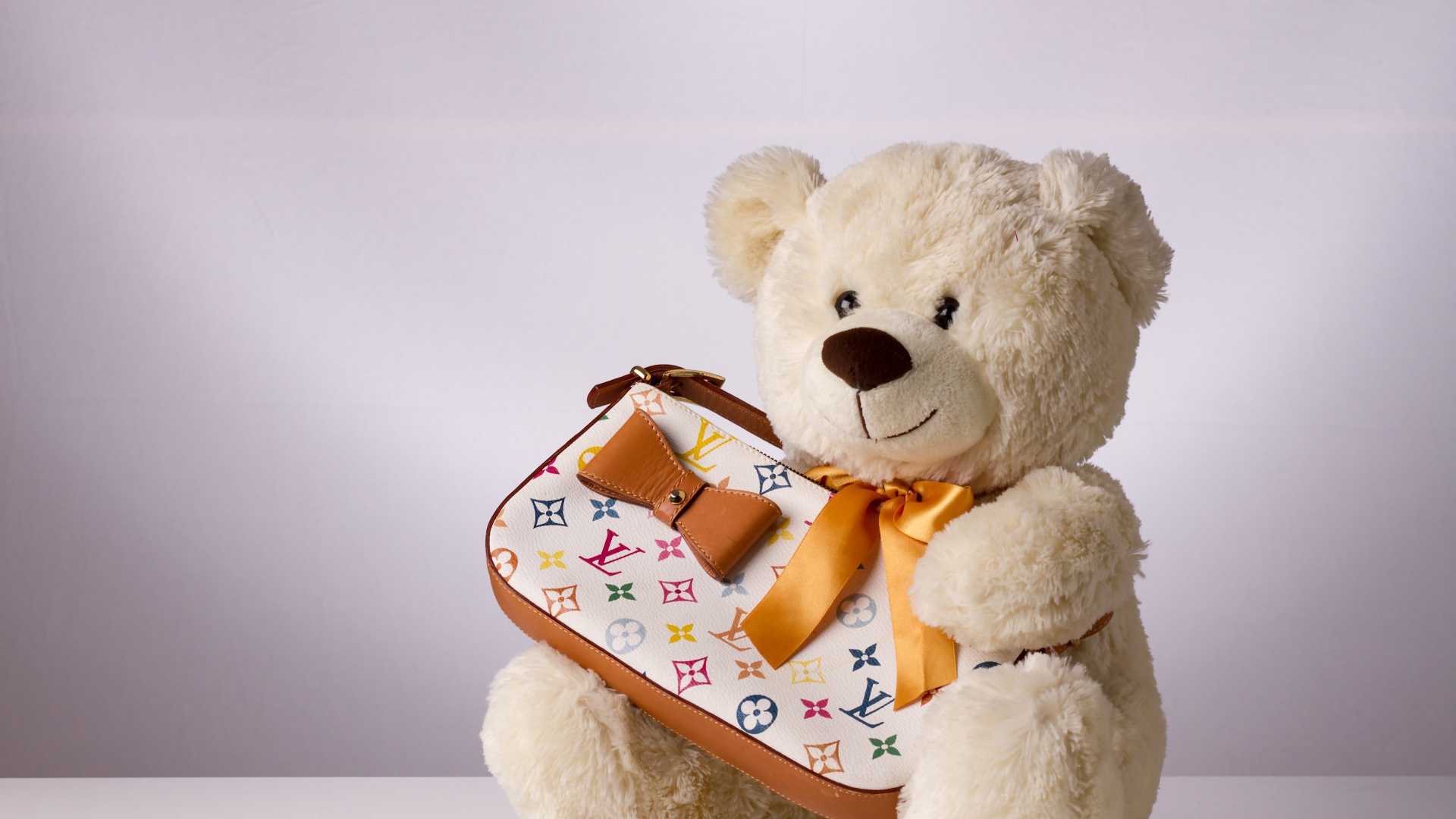 Белый плюшевый медведь с сумочкой