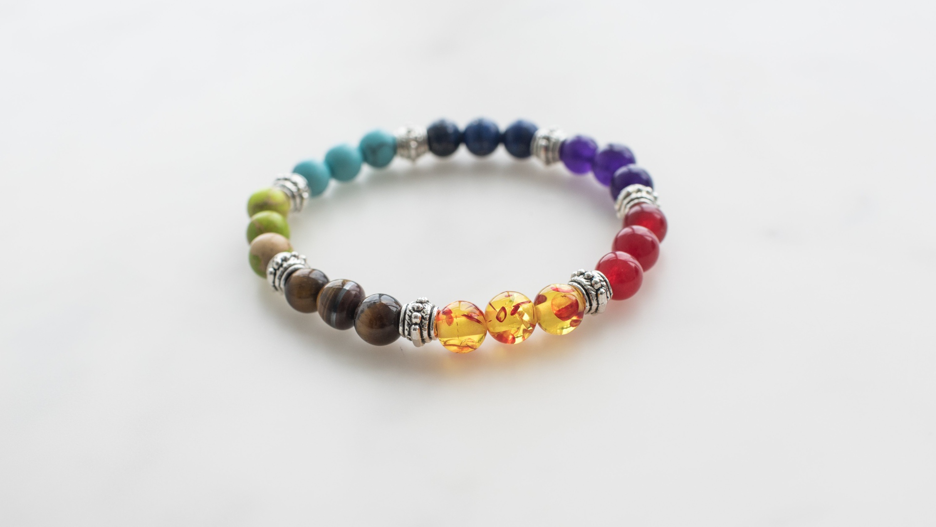 Браслет на руку из разноцветных бусин 