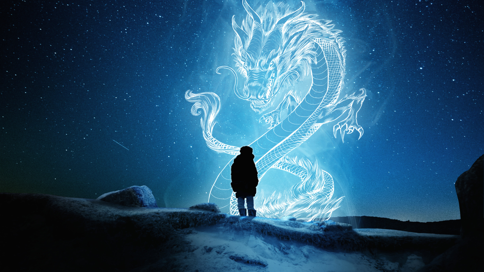 Человек смотрит на большого китайского дракона в звездном небе 
