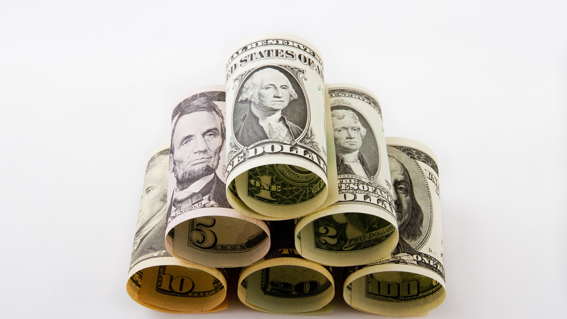 Пирамида из скрученных долларовых купюр 