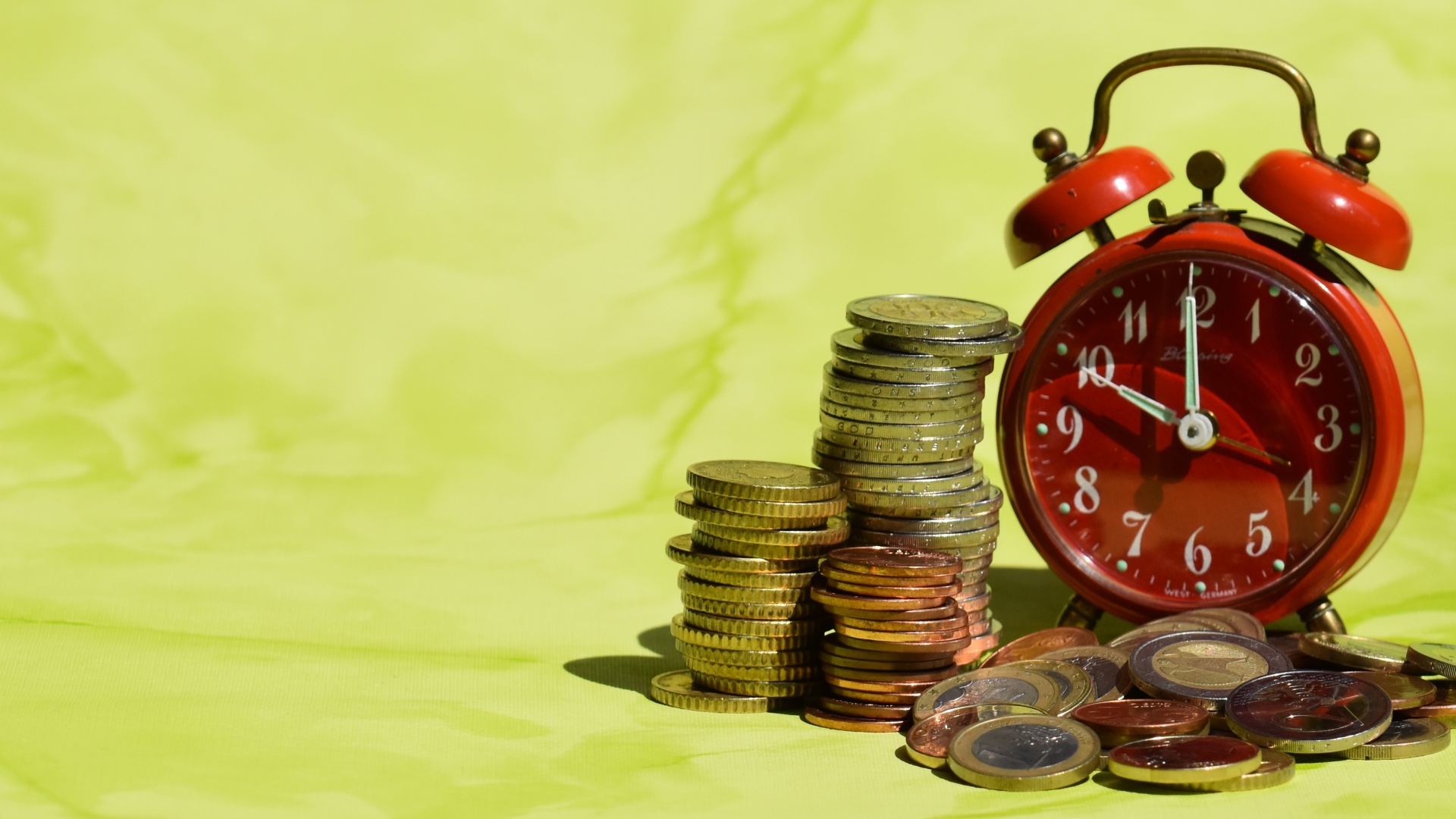 Красный будильник с монетами один евро 