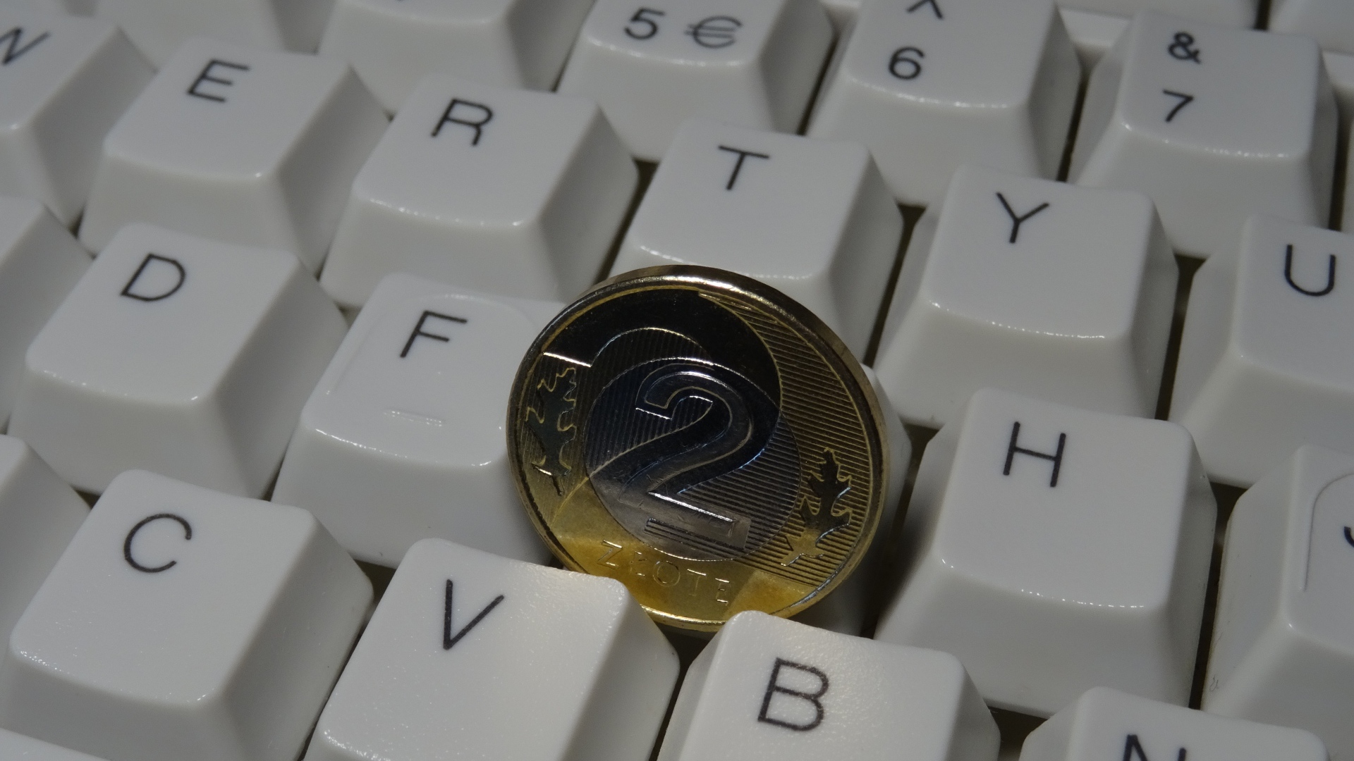 Монета два злотых лежит на клавиатуре